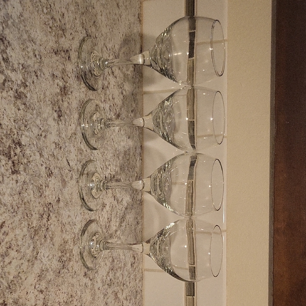 Elegant Clear Wine Glass Set